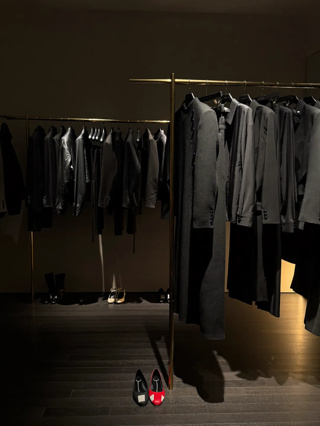 Interno di una boutique con capi esposti