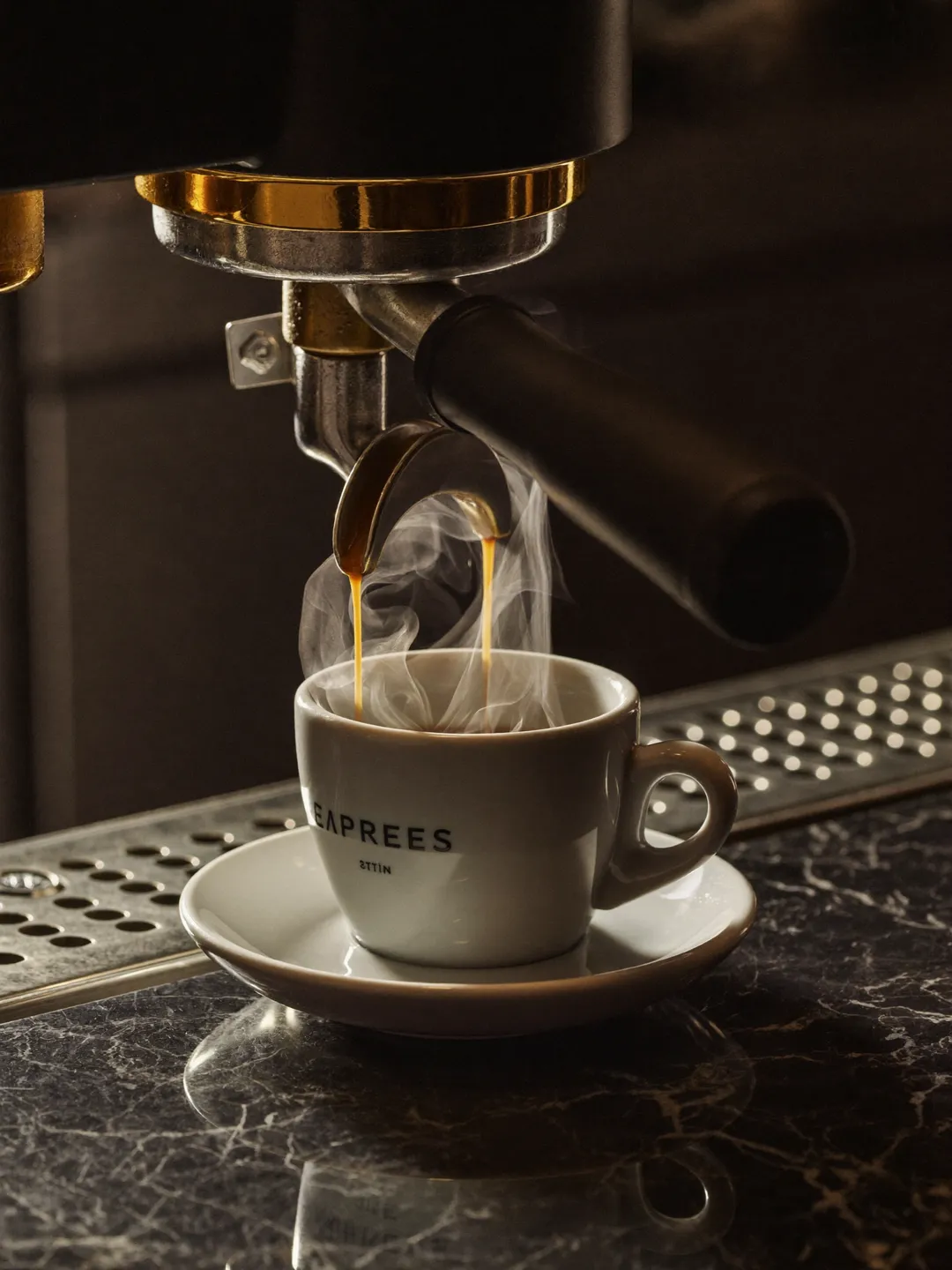 Caffè preparato sul banco di un bar