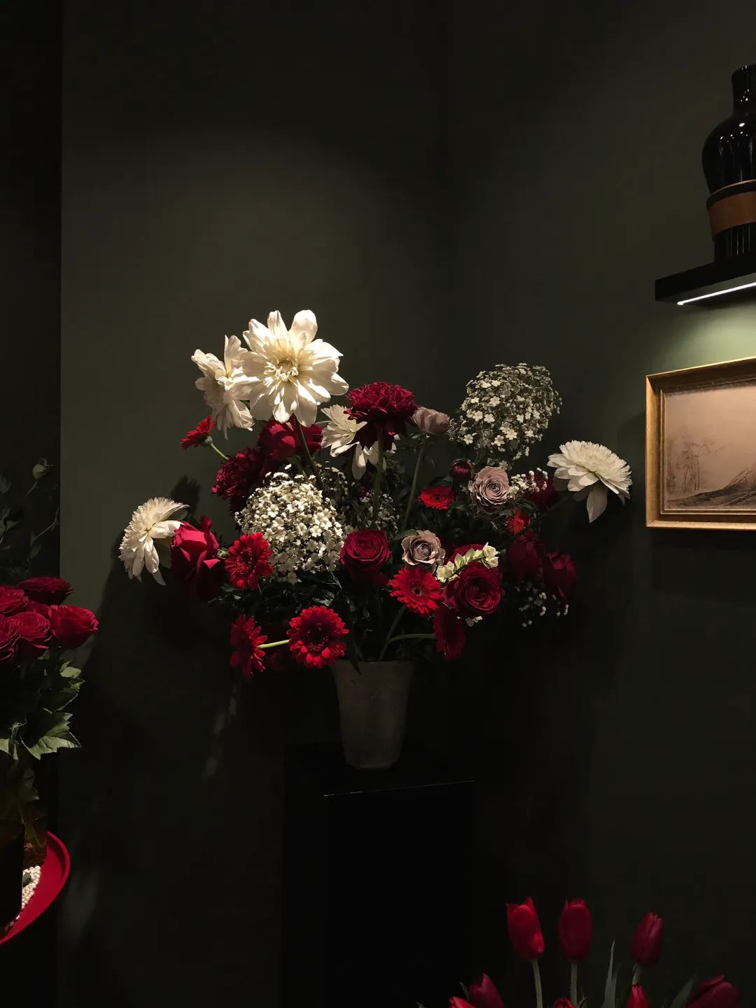 Fiori e composizioni in una bottega