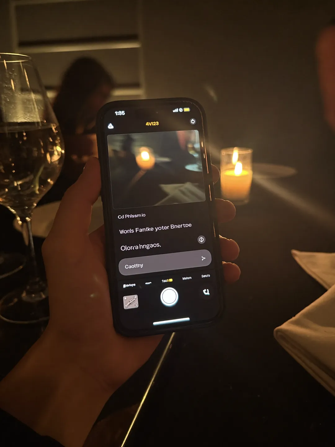 Una mano aggiorna il sito dal telefono, al tavolo del locale